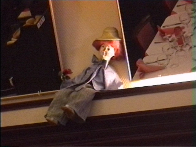42 - PETIT PERSONNAGE DANS LE RESTAURANT 2.JPG